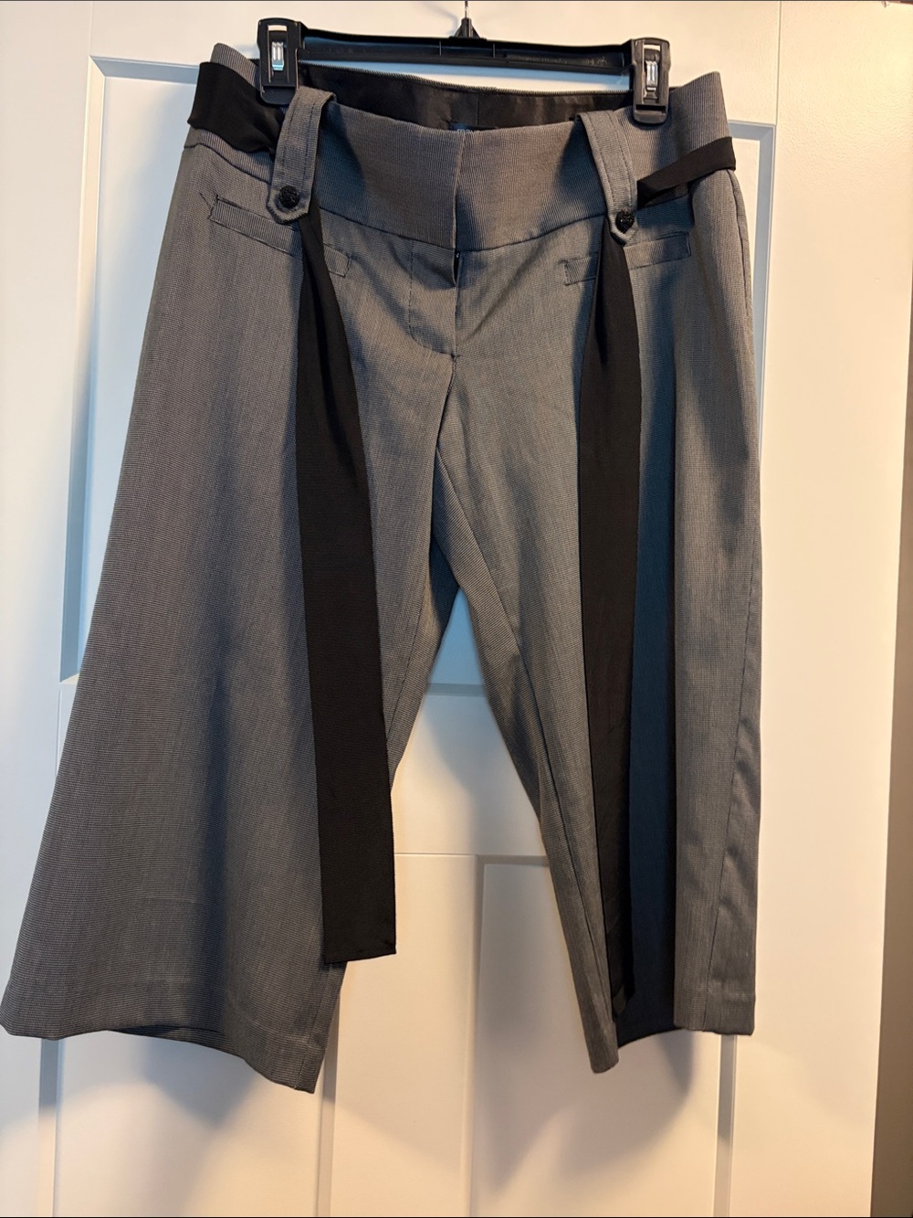 Grey houndstooth Wide-Leg Cropped Trousers with Black Panel Detail